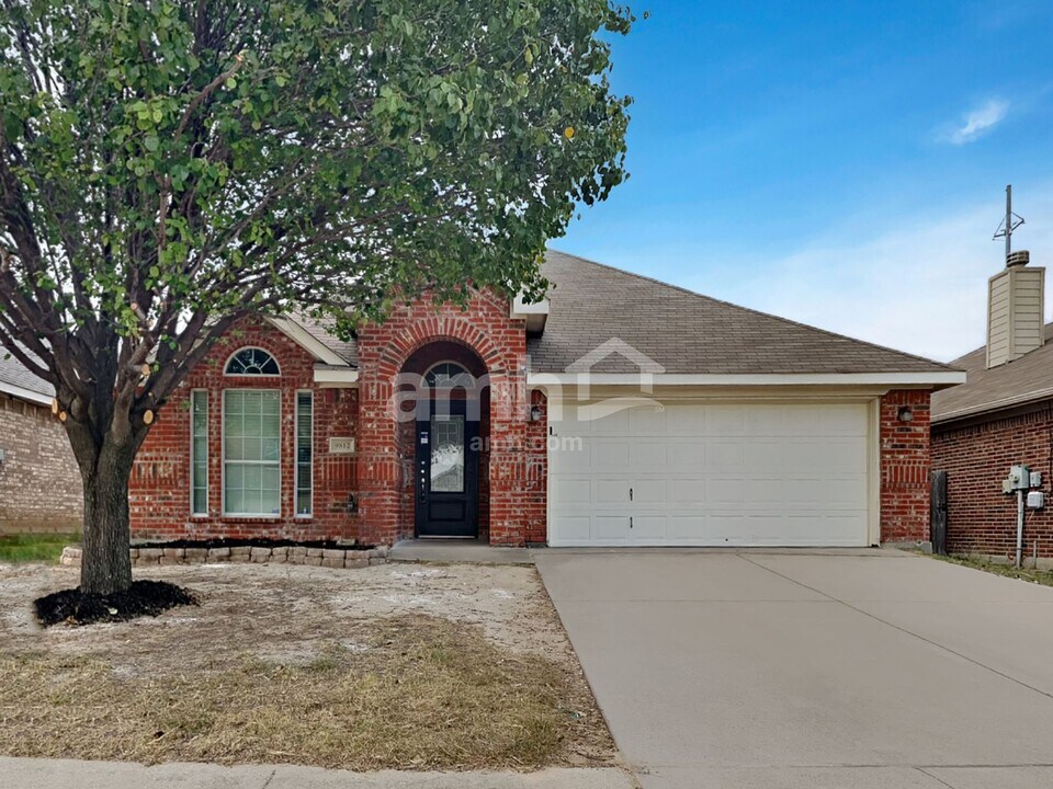 9812 Sparrow Hawk Ln in Fort Worth, TX - Building Photo