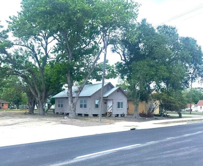 907 E Jackson St in El Campo, TX - Building Photo - Building Photo