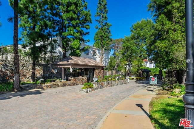 12001 Crest Ct in Beverly Hills, CA - Building Photo - Building Photo