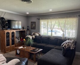 905 Charter Oaks Ct in Bakersfield, CA - Building Photo - Building Photo