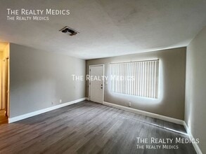 2095 NW 43rd St in Ocala, FL - Building Photo - Building Photo