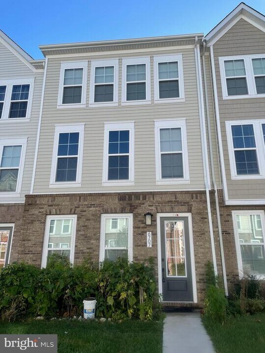 6707 Upland Mnr Dr in Gainesville, VA - Building Photo