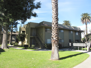 Sherman Way Biltmore in Reseda, CA - Foto de edificio - Building Photo