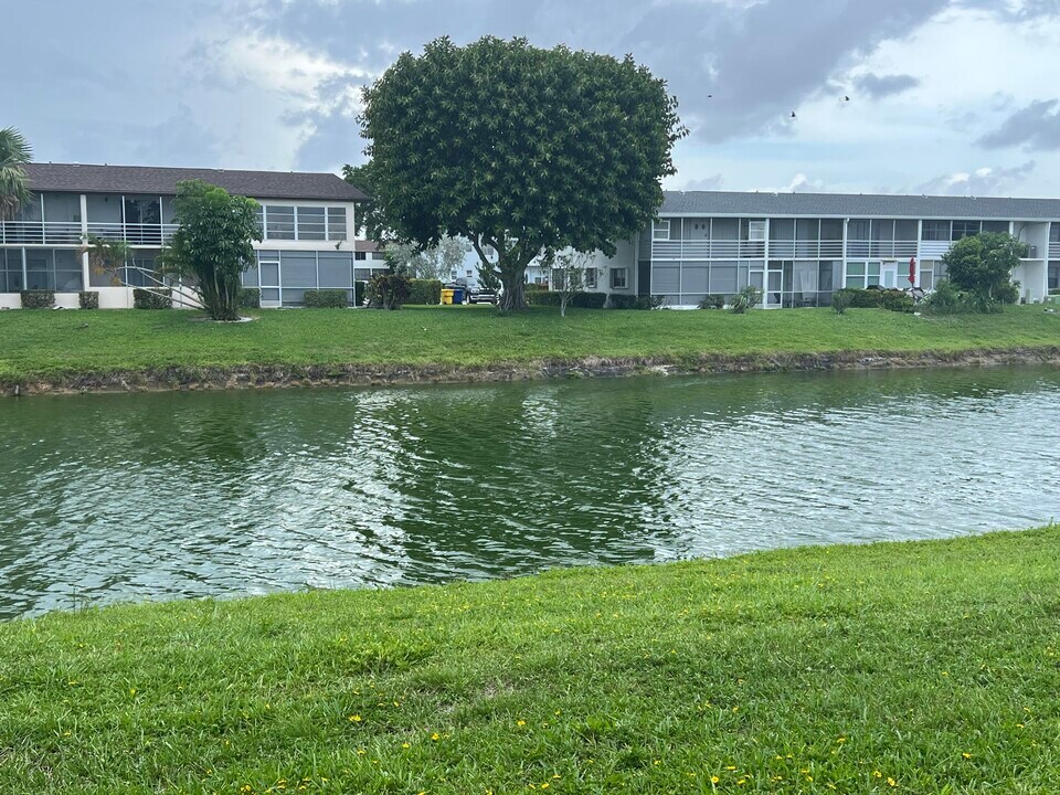 80 Berkshire D in West Palm Beach, FL - Building Photo