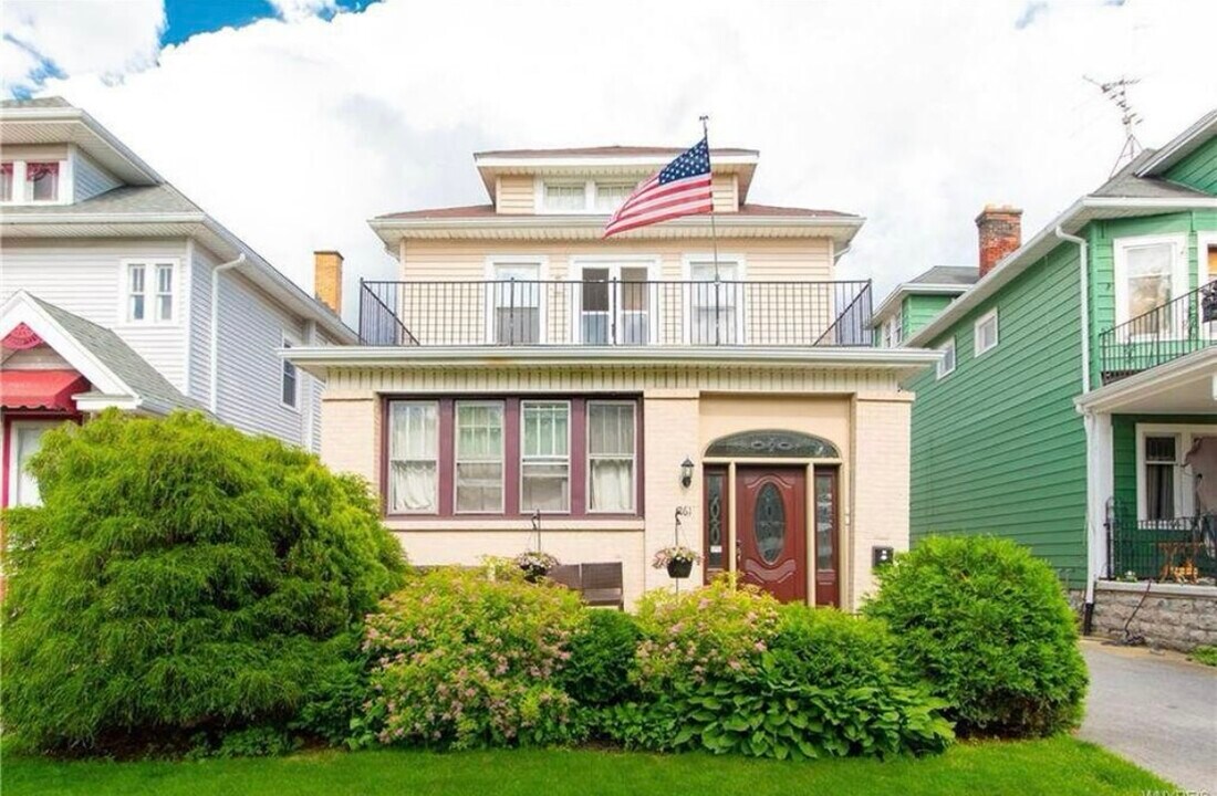 261 Sterling Ave in Buffalo, NY - Building Photo