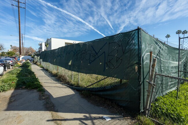 14818 Delano St in Van Nuys, CA - Building Photo - Building Photo