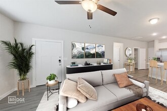 335 Huisache St in Lake Jackson, TX - Foto de edificio - Building Photo