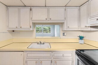 5011 W Oakland Park Blvd in Lauderdale Lakes, FL - Building Photo - Building Photo