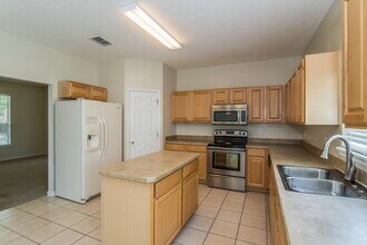 341 W Tropical Trce in Jacksonville, FL - Foto de edificio - Building Photo