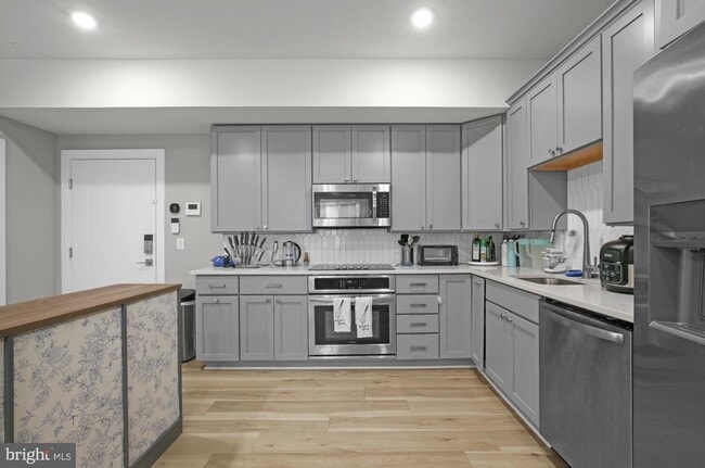 property at 2621 W Jefferson St