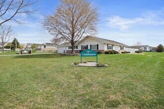 10081 Whitnall Edge Dr in Franklin, WI - Building Photo - Building Photo