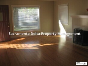 5617 V St in Sacramento, CA - Building Photo - Building Photo
