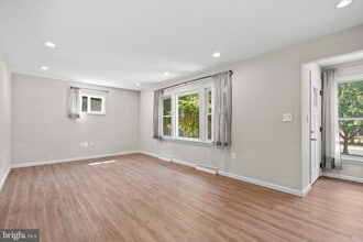 906 Monroe St in Herndon, VA - Building Photo - Building Photo