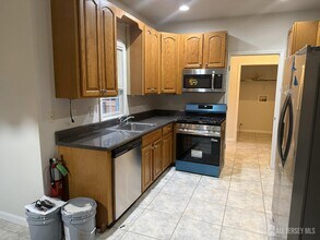 555 Georges Rd in Dayton, NJ - Building Photo - Building Photo