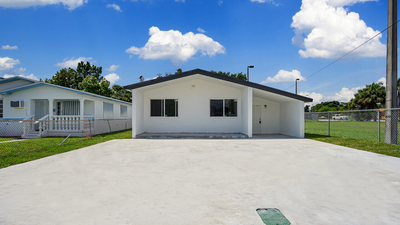 2180 NW 59th St in Miami, FL - Building Photo