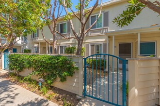 Sandpointe Cove Apartment Homes in Newport Beach, CA - Building Photo - Building Photo
