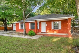 502 Hyde Park Dr in Crestview, FL - Building Photo