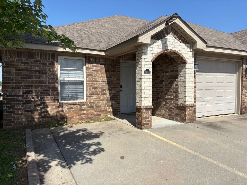 3308 SW Victoria Pl in Bentonville, AR - Building Photo