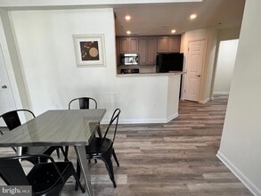 21216 McFadden Square, Unit 407 in Sterling, VA - Foto de edificio - Building Photo