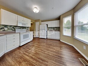 1810 Wheatfield Way in Loveland, OH - Foto de edificio - Building Photo