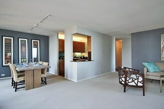 236 E Wacker Dr in Chicago, IL - Building Photo - Building Photo