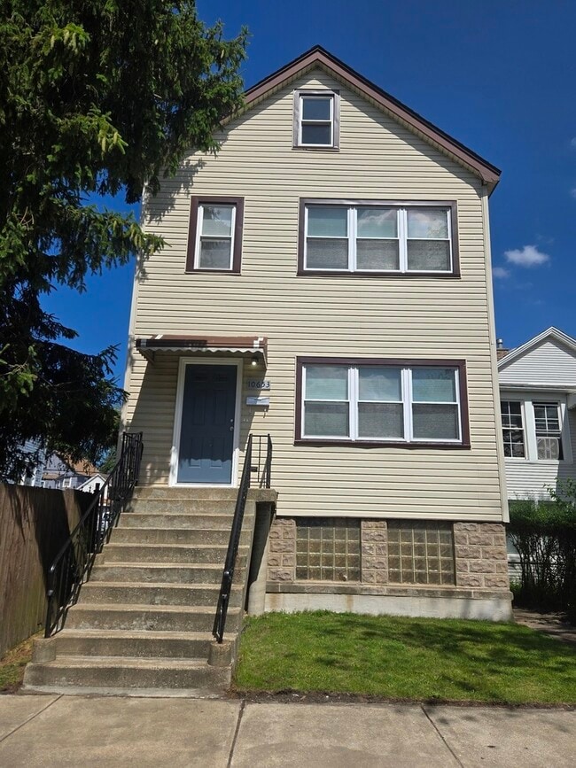 property at 10653 S Mackinaw Ave