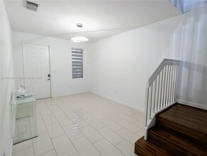 10707 NW 75th Terrace in Doral, FL - Building Photo - Building Photo