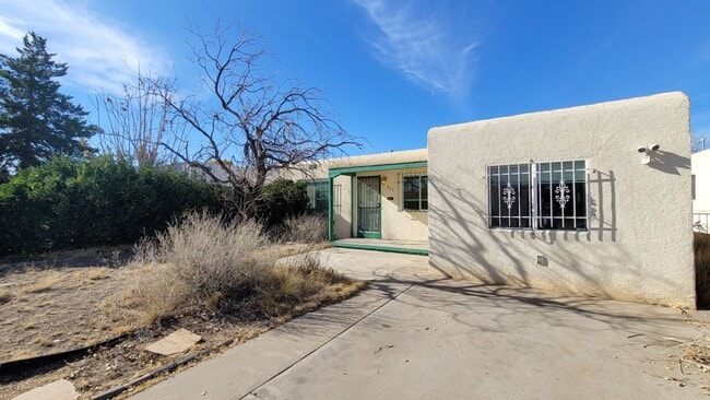 925 Palomas Dr SE in Albuquerque, NM - Building Photo - Building Photo