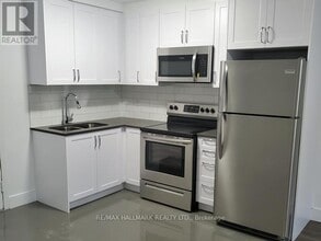 245 Howland Ave in Toronto, ON - Building Photo - Building Photo