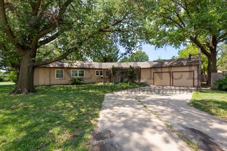 22 N Hawthorne St in Wichita, KS - Building Photo - Building Photo