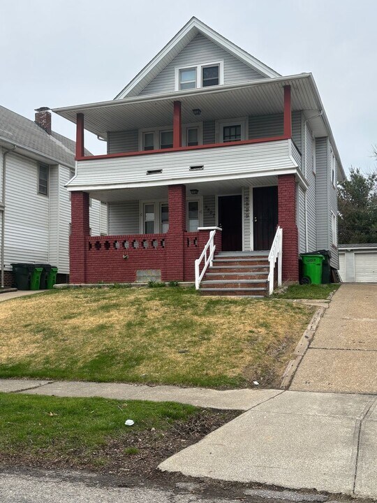 8827 Park Heights Ave in Garfield Heights, OH - Foto de edificio