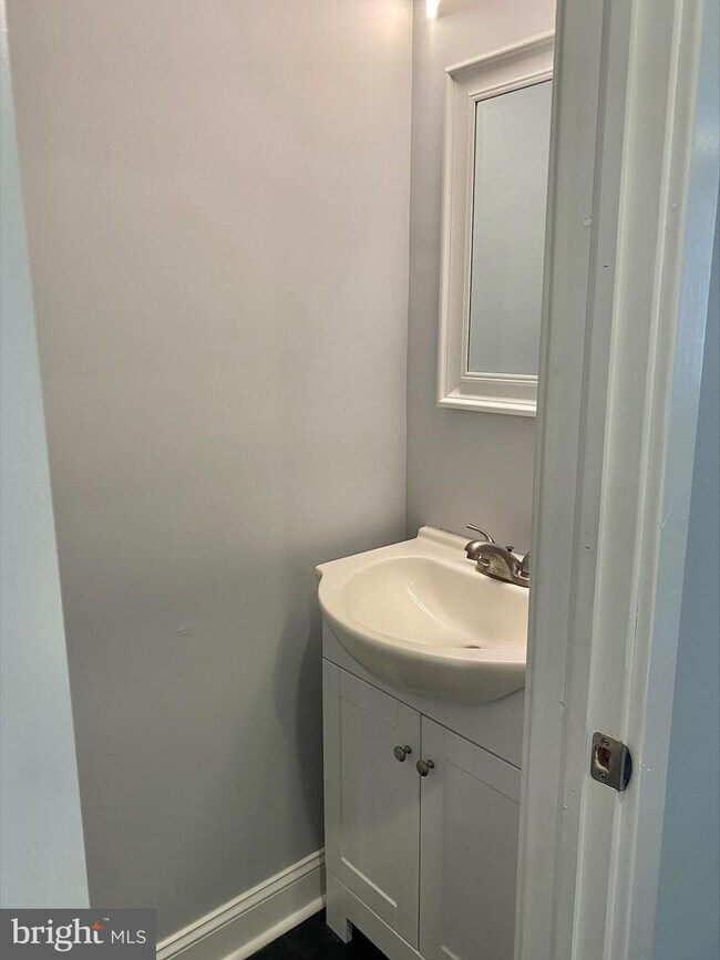 1919 Hoffman St photo'