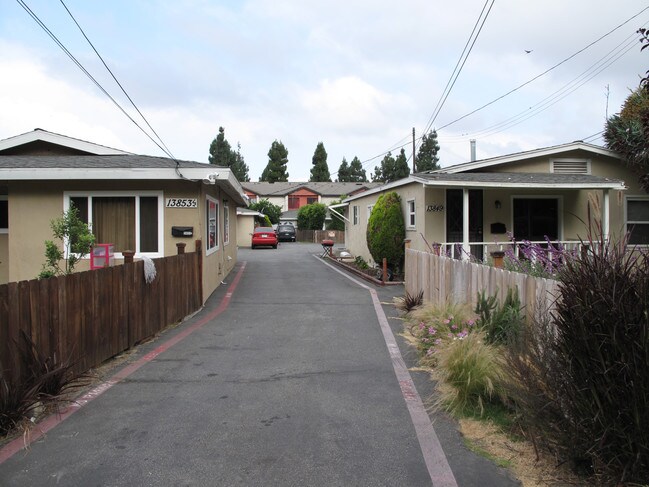 13849 McClure Ave in Paramount, CA - Foto de edificio - Building Photo