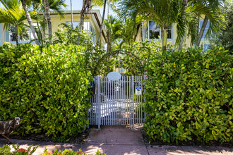 Henderson Apartments in Miami Beach, FL - Building Photo - Building Photo