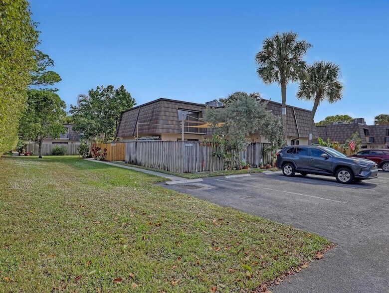 4095 Palm Bay Cir in West Palm Beach, FL - Building Photo