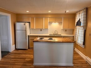 66 S Maple St, Unit A in Vergennes, VT - Building Photo - Building Photo