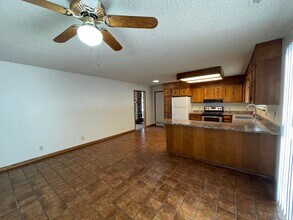 930 Royal Oaks Dr in Redding, CA - Building Photo - Building Photo