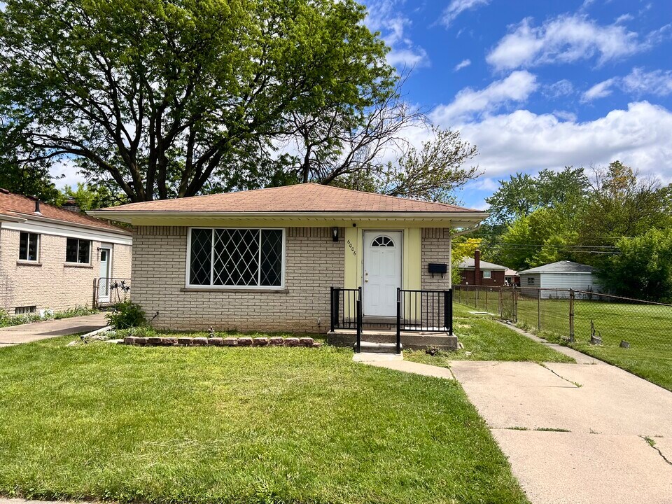 6006 Whitefield St in Dearborn Heights, MI - Building Photo