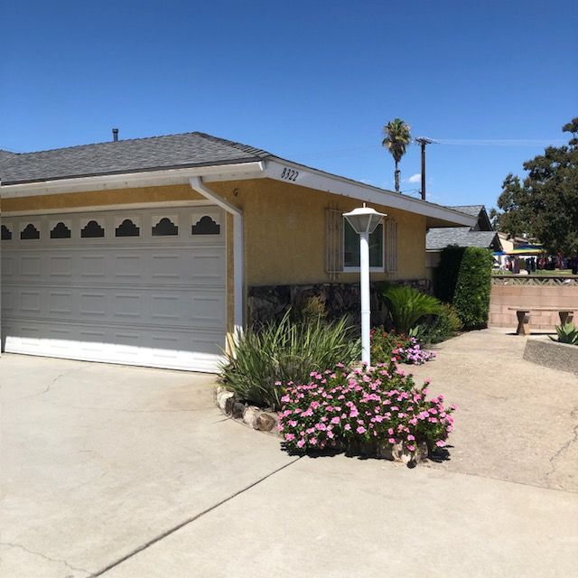 8322 Mango Ave in Fontana, CA - Foto de edificio - Building Photo