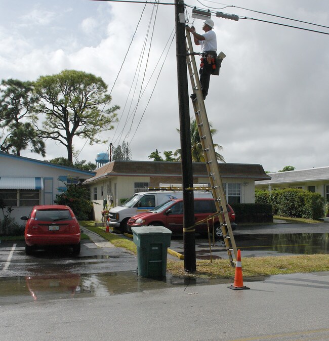 204-208 SE 3rd St in Hallandale Beach, FL - Foto de edificio - Building Photo