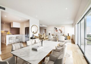 2929 Buffalo Speedway in Houston, TX - Foto de edificio - Building Photo