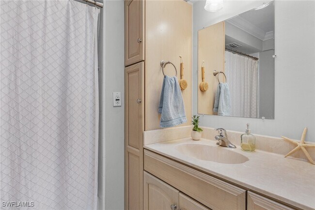 property at 5549 Hamlet Ln