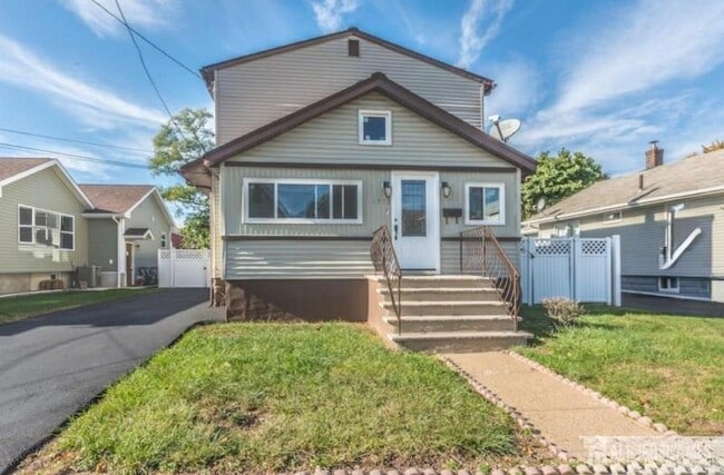 property at 1912 Montgomery St