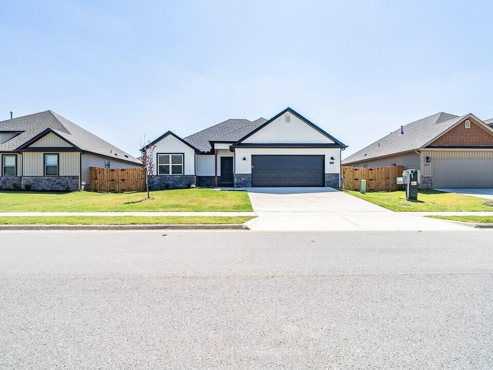 1041 Monarch Rd in Centerton, AR - Building Photo