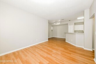 13700 Richmond Park Dr N, Unit 301 in Jacksonville, FL - Foto de edificio - Building Photo