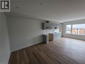 580 Adelaide St in Woodstock, ON - Building Photo - Building Photo