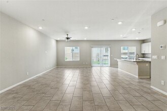 10766 Hickam Ave in Las Vegas, NV - Foto de edificio - Building Photo