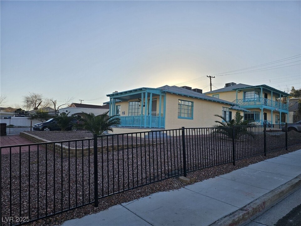 321 N 15th St in Las Vegas, NV - Building Photo