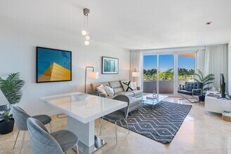 226 Ocean Dr-Unit -4c in Miami Beach, FL - Building Photo - Building Photo