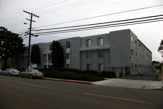 Le Chateau Apartments in Chula Vista, CA - Foto de edificio - Building Photo